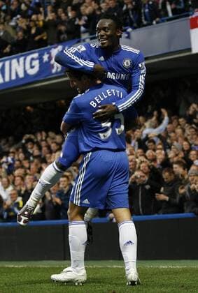 Chelsea s Michael Essien (R) celebrates scoring with Juliano Belletti Barclays Premier League Chelsea v Wolverhampton Wanderers 21st November, 2009 EDITORIAL USE ONLY. No use with unauthorised audio, video, data, fixture lists, club league logos or live services. Online in-match use limited to 120 images, no video emulation. No use in betting, games or single club league player publications. o0 FC, Jubel, Freude, Torjubel