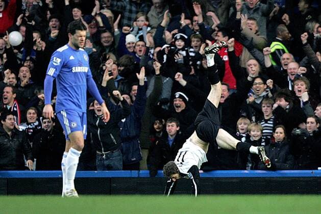 Zoltan Gera (R) of Fulham celebrates scoring his side s first goal while Michael Ballack of Chelsea looks on dejected Barclays Premier League Chelsea v Fulham 28th December, 2009 EDITORIAL USE ONLY. No use with unauthorised audio, video, data, fixture lists, club league logos or live services. Online in-match use limited to 120 images, no video emulation. No use in betting, games or single club league player publications. o0 FC London, Jubel, Freude, Freud und Leid