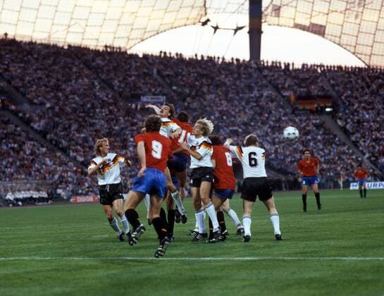 Jürgen Klinsmann (Mitte re.) und Jürgen Kohler (Mitte li., beide BR Deutschland) gegen Rafael Gordillo (Spanien, 11) - DEUTSCHSPRACHIGE SPORTZEITSCHRIFTEN UND -ZEITUNGEN NUR NACH RÜCKSPRACHE Fußball EM Herren EM 1988, Länderspiel, Nationalteam, Nationaltrikot, Mfdia, quer, BRD - Spanien 2:0 Totale München Dynamik, Kampf,