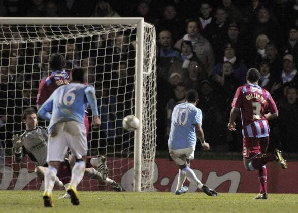 Manchester City s Robinho (2.R.) scores his side s fourth goal. , EON FA Cup, 4th Round, Scunthorpe United v Manchester City, 24th January, 2010 - EDITORIAL USE ONLY. No use with unauthorised audio, video, data, fixture lists, club league logos or live services. Online in-match use limited to 120 images, no video emulation. No use in betting, games or single club league player publications. o0 Tor