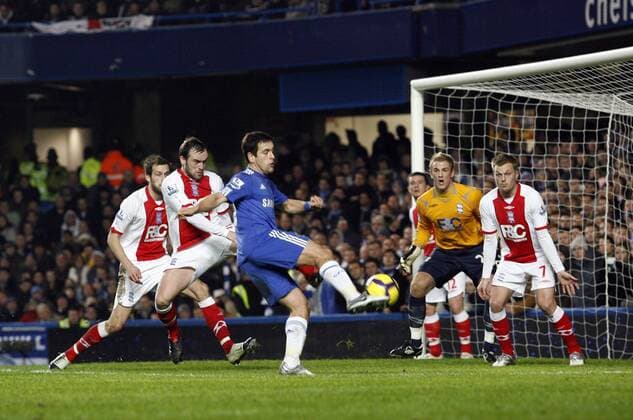 Chelsea s Joe Cole (C) fires in a shot , Barclays Premier League, Chelsea FC London - Birmingham City, 27th January, 2010 - EDITORIAL USE ONLY. No use with unauthorised audio, video, data, fixture lists, club league logos or live services. Online in-match use limited to 120 images, no video emulation. No use in betting, games or single club league player publications.