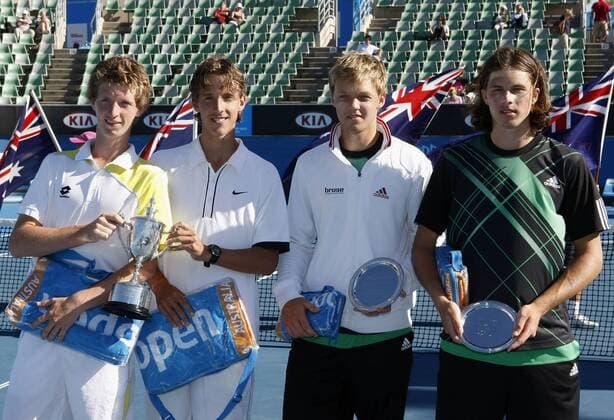 Australien, Melbourne, Sport, Tennis, Grand Slam Tournament, Melbourne Park, Australian Open 2010, Junioren Doppel Finale,L-R. die Sieger Justin Eleveld (NED, 2L),im gelb-weissen Hemd Jannick Lupescu (NED) und die Finalisten Kevin Krawietz und Dominik Schultz (GER, R), o0 Siegerehrung o0 Objekte Pokal Trophäe o0 Freude