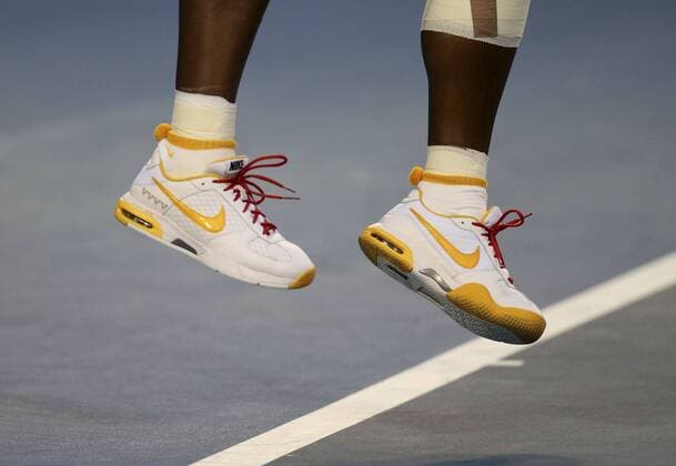 Australien, Melbourne, Sport, Tennis, Grand Slam Tournament, Melbourne Park, Australian Open 2010, Damen Endspiel,Finale, Füße und Schuhe von Serena Williams (USA), o0 Körperteile, Tennisspielerin, Spielerin, Schuhe, Tennisschuhe, Nike, Fuß, Objekte