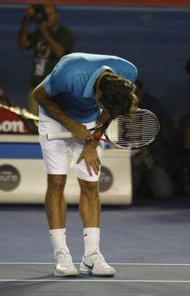 Australien, Melbourne, Sport, Tennis, Grand Slam Tournament, Melbourne Park, Australian Open 2010, Herren Endspiel,Finale, Roger Federer (SUI) verneigt sich vor dem Publikum o0 Jubel Freude Sieg, Sieger
