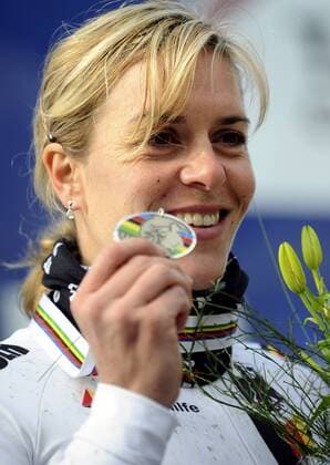 Hanka Kupfernagel from Germany celebrates her second place of the Women Cyclocross World Championships in Tabor, Czech Republic, on Sunday, Jan. 31, 2010. (CTKxPhoto KaterinaxSulova) SUK6 o0 Jubel, Freude, Siegerehrung, Medaille, Silbermedaille, Silber, Objekte