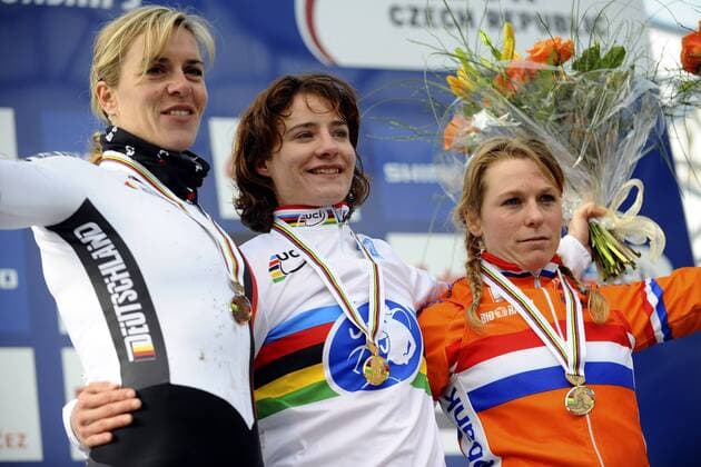 Marianne Vos from Netherlands, centre, celebrates after she won the Women Cyclocross World Championships in Tabor, Czech Republic, on Sunday, Jan. 31, 2010. Hanka Kupfernagel from Germany, left, placed second, Daphny van den Brand from Netherlands,right, placed third. (CTKxPhoto KaterinaxSulova) SUK3 o0 Jubel, Freude, Siegerehrung, Sieg, Sieger, Weltmeister, Weltmeisterin