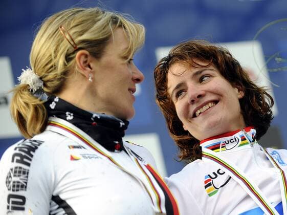 Marianne Vos from Netherlands, right, celebrates after she won the Women Cyclocross World Championships in Tabor, Czech Republic, on Sunday, Jan. 31, 2010. Hanka Kupfernagel from Germany, left, placed second, Daphny van den Brand from Netherlands placed third. (CTKxPhoto KaterinaxSulova) SUK5 o0 Jubel, Freude, Siegerehrung, Sieg, Sieger, Weltmeister, Weltmeisterin