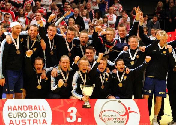 31.01.2010 Vienna: Mens European handball championship match for third place --- Iceland handball team third place and bronze medalists. From left to right up:Olafur Stefansson,Sverre Jakobsson, ,Robert Gunnarsson,Snorri Steinn Gudjonsson, Aron Palmarsson,Hreidar Gudmundsson,Gudmundur Gudmundsson(coach) and Logi Geirsson. Down:Vignir Svavarsson,Bjorgvin Gustavsson,Ingimundur Ingimundarson,Arnar Atlason,Gudjon Valur Sigurdsson and Sturla Asgeirsson. : o0 Siegerehrung Objekte Pokal Trophäe Totale Jubel Freude