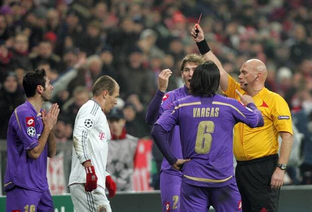 Fussball, Saison 2009 2010, Champions League , Achtelfinale Hinspiel, Allianz Arena, FC Bayern München - AC Florenz (ACF Fiorentina), v.l. rote karte für Massimo Gobbi, AC Florenz, Arjen Robben, FC Bayern, Mario Bolatti, AC Florenz, Juan Vargas, AC Florenz, Schiedsrichter Tom Henning Ovrebo - NOR-