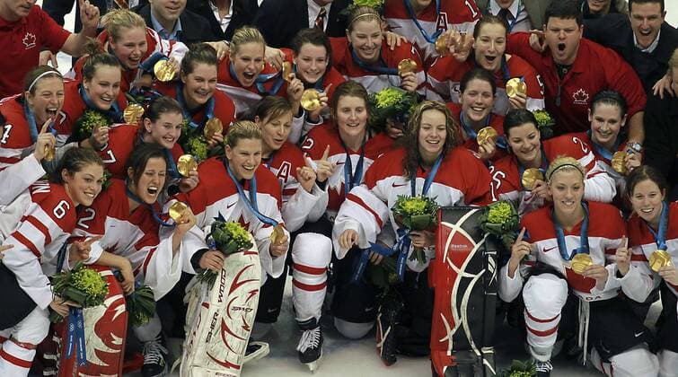Feb. 25, 2010 - Vancouver, BC, Canada - VANCOUVER, BC: FEBRUARY 25, 2010 -- Rebecca Johnston (front left), Charline Labonte (front 2L), Kim St Pierre (front 3L), Hayley Wickenheiser (center), Shannon Szabados (3r), Sarah Vaillancourt (2R), Meghan Agosta (front right), Cherie Piper (behind center) and Colleen Sostorics (behind right) - Team Canada women s hockey team pose for the traditional victory photo following their victory over the USA in the final in women s hockey in Vancouver BC Thursday, February 25, 2010 during the 2010 Olympics. - ZUMAw51 o0 Jubel, Freude, Sieg, Sieger, Olympiasieger, Siegerfoto