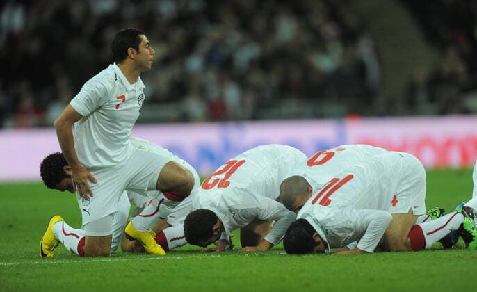 Mohamed Zidan of Egypt (2R) celebrates scoring the opening goal with his team mates International Friendly England v Egypt 3rd March, 2010 EDITORIAL USE ONLY. No use with unauthorised audio, video, data, fixture lists, club league logos or live services. Online in-match use limited to 120 images, no video emulation. No use in betting, games or single club league player publications. o0 Jubel, Freude, Beten, Gebet, Religion, Glaube, glauben, Unterwerfung