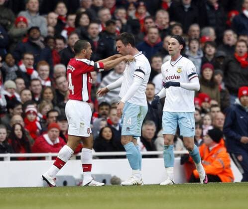 Arsenal FC s Theo Walcott (L) tussles with Burnley s Daniel Fox Barclays Premier League Arsenal v Burnley 6th March, 2010 EDITORIAL USE ONLY. No use with unauthorised audio, video, data, fixture lists, club league logos or live services. Online in-match use limited to 120 images, no video emulation. No use in betting, games or single club league player publications. o0 Streit, streiten, Auseinandersetzung, Meinungsverschiedenheit, Spannung