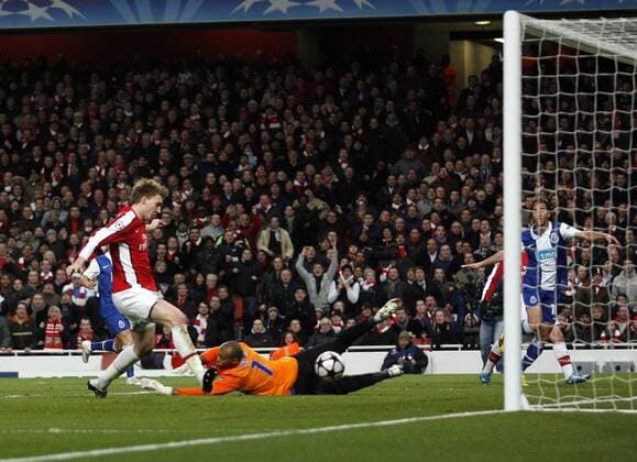 Arsenal s Nicolas Bendtner (L) scoring his second goal , UEFA Champions League, Arsenal FC London - FC Porto, 9th March, 2010 - EDITORIAL USE ONLY. No use with unauthorised audio, video, data, fixture lists, club league logos or live services. Online in-match use limited to 120 images, no video emulation. No use in betting, games or single club league player publications. o0 Tor