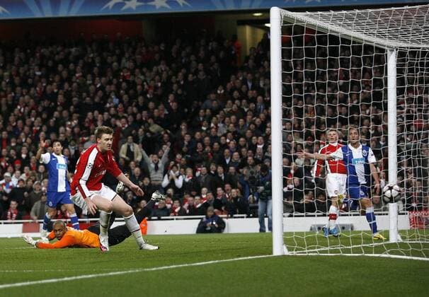 Arsenal s Nicolas Bendtner (C) scoring his second goal , UEFA Champions League, Arsenal FC London - FC Porto, 9th March, 2010 - EDITORIAL USE ONLY. No use with unauthorised audio, video, data, fixture lists, club league logos or live services. Online in-match use limited to 120 images, no video emulation. No use in betting, games or single club league player publications. o0 Tor