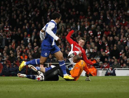 Arsenal s Andrei Arshavin (R) kicks Porto s Helton face, UEFA Champions League, Arsenal FC London - FC Porto, 9th March, 2010 - EDITORIAL USE ONLY. No use with unauthorised audio, video, data, fixture lists, club league logos or live services. Online in-match use limited to 120 images, no video emulation. No use in betting, games or single club league player publications. o0 Einsatz