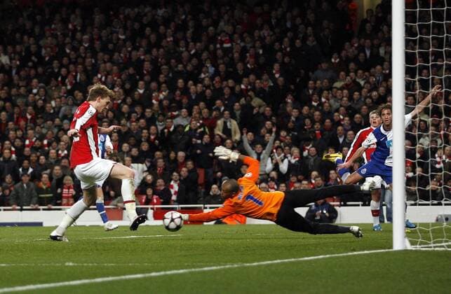 Arsenal s Nicolas Bendtner (L) scoring his second goal , UEFA Champions League, Arsenal FC London - FC Porto, 9th March, 2010 - EDITORIAL USE ONLY. No use with unauthorised audio, video, data, fixture lists, club league logos or live services. Online in-match use limited to 120 images, no video emulation. No use in betting, games or single club league player publications. o0 Tor