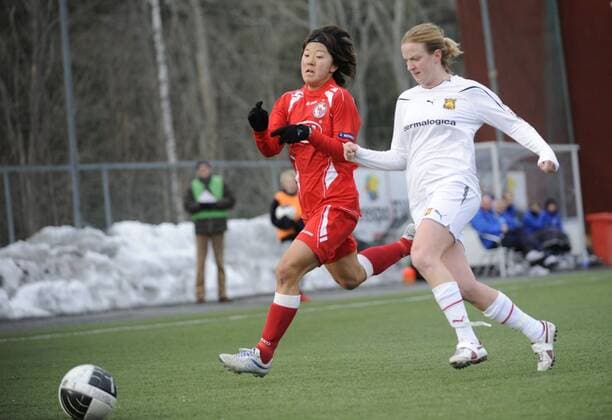 Yuki Nagasato (l., Potsdam), Marthe Johansen (r., Roa), Roa IF Oslo - 1.FFC Turbine Potsdam, Uefa Women s Champions League, Frauenfußball, Saison 2009 2010, Viertelfinale Rückspiel, Oslo, 17.03.2010;
