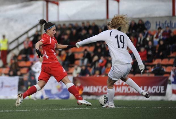 Jessica Wich (l., Potsdam), Marit Fiane Christensen (r., Roa), Roa IF Oslo - 1.FFC Turbine Potsdam, Uefa Women s Champions League, Frauenfußball, Saison 2009 2010, Viertelfinale Rückspiel, Oslo, 17.03.2010;