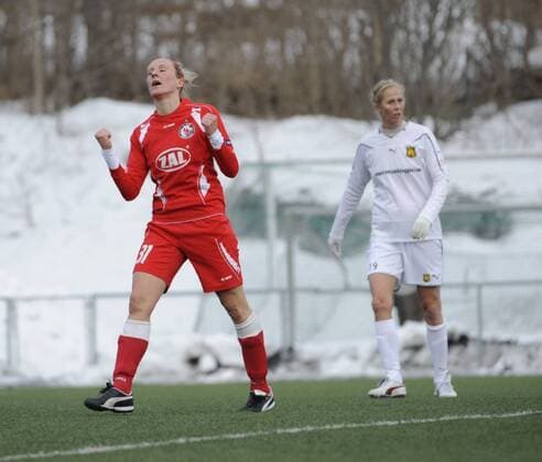 Anja Mittag (l., Potsdam) bejubelt das 1:0 für Turbine Potsdam, Marit Fiane Christensen (r., Roa) kann nur zuschauen., Roa IF Oslo - 1.FFC Turbine Potsdam, Uefa Women s Champions League, Frauenfußball, Saison 2009 2010, Viertelfinale Rückspiel, Oslo, 17.03.2010; o0 Freude Jubel Freud und Leid enttäuscht