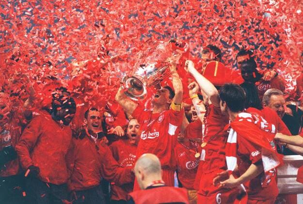 Steven Gerrard (Liverpool FC), MAY 25, 2005 - Football : Liverpool players celebrate their Victory after winning the UEFA Champions League final match 2004-2005 season between Liverpool and AC Milan on May 25, 2005 at the Ataturk Olympic Stadium in Istanbul, Turkey. (200506151456259) o0 Jubel, Freude, Europacupsieg, Siegerehrung, Pokal, Trophäe, Objekte, Konfetti