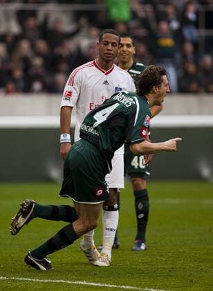 Mönchengladbach, 28.03.2010, Borussia Park Torjubel: Roel Brouwers (Gladbach, vorn), Dennis Aogo (HSV) enttäuscht - Borussia Mönchengladbach - Hamburger SV