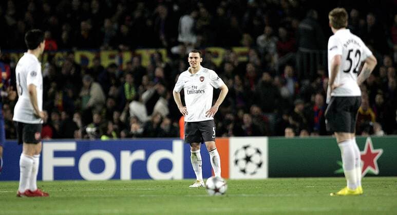 Dejection for Arsenal FC (white) : Thomas Vermaelen (C) EDITORIAL USE ONLY. No use with unauthorised audio, video, data, fixture lists, club league logos or live services. Online in-match use limited to 120 images, no video emulation. No use in betting, games or single club league player publications. o0 Werbebande, Bande, Werbung o0 Sponsor, Werbepartner, Werbung, Wirtschaft Ford