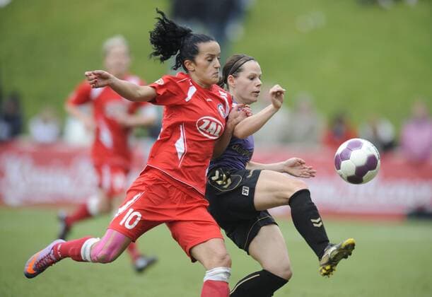 Fatmire Bajramaj (li., Pot.) und Jennifer Oster (re., FCR), Zweikampf, FCR Duisburg - 1. FFC Turbine Potsdam, Frauenfußball, Champions League der Frauen, Halbfinale, Hinspiel, Saison 2009 2010, Duisburg, 11.04.2010; o00 EC 1