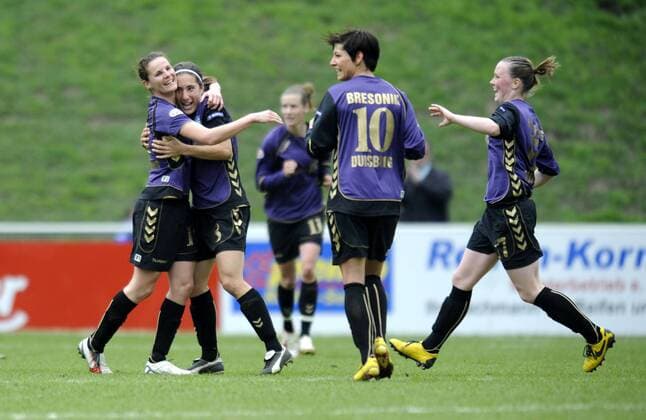 v.l.: Femke Maes, Annemieke Kiesel, Linda Bresonik und Marina Hegering (alle Duisburg), Torjubel 1:0, FCR Duisburg - 1. FFC Turbine Potsdam, Frauenfußball, Champions League der Frauen, Halbfinale, Hinspiel, Saison 2009 2010, Duisburg, 11.04.2010; o00 EC 1