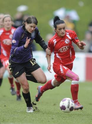 Annike Krahn (li., FCR) und Fatmire Bajramaj (re., Pot.), Zweikampf, FCR Duisburg - 1. FFC Turbine Potsdam, Frauenfußball, Champions League der Frauen, Halbfinale, Hinspiel, Saison 2009 2010, Duisburg, 11.04.2010; o00 EC 1