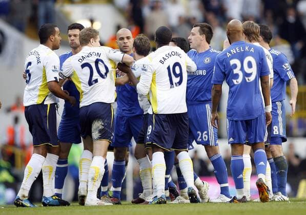 Tempers flair between Tottenham s and Chelsea s players - Barclays Premier League --- Tottenham Hotspur (white) v FC Chelsea (blue) --- 17th April, 2010 EDITORIAL USE ONLY. No use with unauthorised audio, video, data, fixture lists, club league logos or live services. Online in-match use limited to 120 images, no video emulation. No use in betting, games or single club league player publications. o0 Gerangel, Rangelei, Handgemenge,