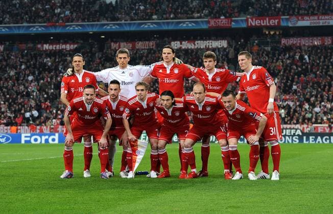 Mannschaftsbild FC Bayern München, hi.v.li.: Martin Demichelis, Torwart Hans Jörg Butt, Daniel van Buyten, Thomas Müller, Bastian Schweinsteiger; vorn: Franck Ribery, Diego Contento, Philipp Lahm, Danijel Pranjic, Arjen Robben, Ivica Olic -