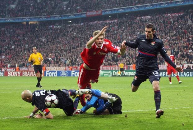 Champions League, Saison 2009 2010, Halbfinale, Hinspiel, FC Bayern München - Olympique Lyon 1-0, v.l. Cris, Olympique Lyon, Thomas Müller, FC Bayern, Hugo Lloris, Olympique Lyon, Anthony Reveillere, Olympique Lyon,