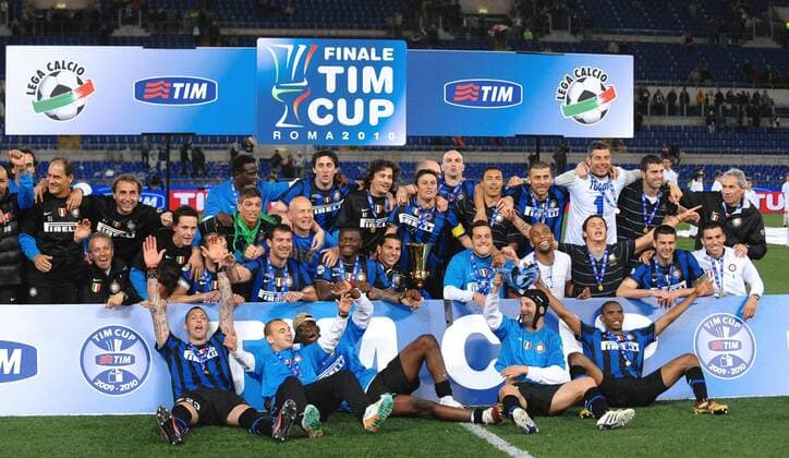 Inter Mailand ist Italienischer Pokalsieger 2009 2010, vorn v.li.: Marco Materazzi, Wesley Sneijder, Mario Balotelli, Cristian Chivu und Samuel Etoo, Mitte v.re.: Lucio, Thiago Motta, Marko Arnautovic, Maicon, Julio Cesar, Ricardo Quaresma, Sulley Ali Muntari, Dejan Stankovic, Physiotherapeut Luigi Sessolo, Davide Santon; hint v.re.:.: Co Trainer Giuseppe Baresi, Paolo Orlandoni, Francesco Toldo, Walter Samuel, Ivan Cordoba, Esteban Cambiasso, Javier Zanetti, Athletiktrainer Rui Filipe da Cunha, Diego Milito und MacDonald Mariga - ANDREAXSTACCIOLI o0 Pokalfinale, Jubel, Freude, Trophäe, Objekte, Siegerehrung, Siegerfoto, Etoo, Betreuer, Totale