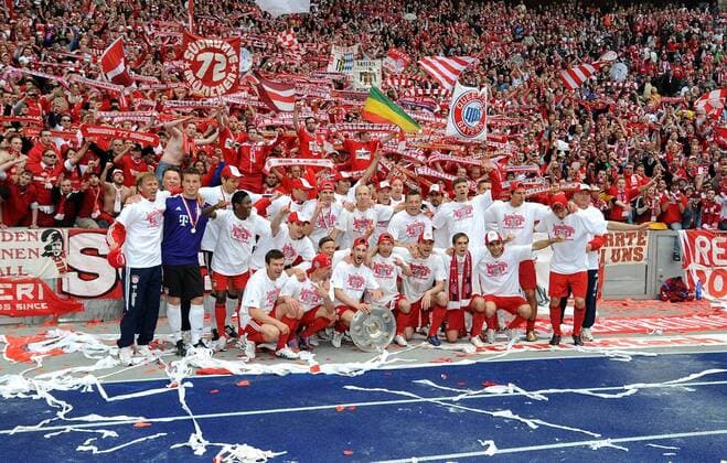 FC Bayern München ist Deutscher Meister 2009 2010, hi.v.li.: Co Trainer Andries Jonker, Trainer Louis van Gaal, Michael Rensing, David Alaba, Hans Jörg Butt (hi), Fitnesstrainer Thomas Wilhelmi, Daniel van Buyten, Hamit Altintop, Arjen Robben, Fitnesstraining Darcy Norman, Videoanalyst Max Reckers, Ivica Olic, Fitnesstrainer Marcelo Martins, Thomas Müller, Mario Gomez, Holger Badstuber vorn: Andreas Görlitz, Miroslav Klose, Franck Ribery, Anatoliy Tymoshchuk, Diego Contento, Danijel Pranjic, Mark van Bommel, Philipp Lahm, Mehmet Ekici, - o0 Schale Meisterschale Trophäe Pokal Objekte Siegerfoto o00 Freude Totale o00 T Shirt Tshirt Meistershirt