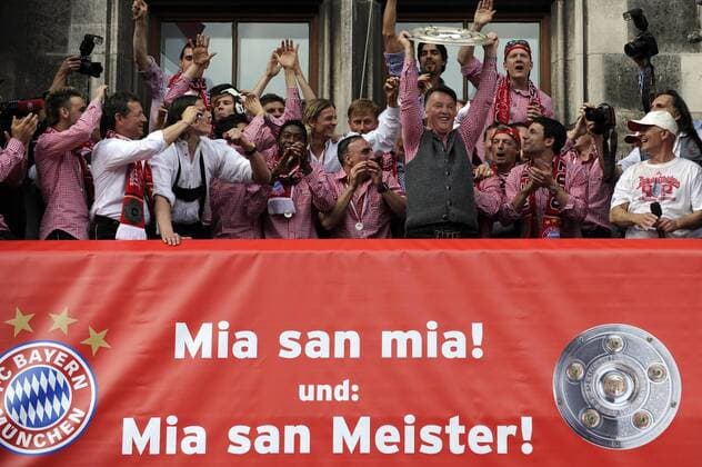 Mia san mia! und: Mia san Meister! - Trainer Louis van GAAL (Mitte, mit Schale). FC Bayern München, Deutscher Meister 2009 2010, Meisterschaftsfeier, Feier in München Marienplatz, Rathausbalkon, 09.05.2010. o0 Schale, Meisterschale Pokal, Trophäe, Objekte, totale, Schriftzug, Plakat, Transparent totale