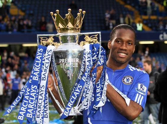 Chelsea s Didier Drogba celebrates his teams title win, 2009 10 Barclays Premier League Champions EDITORIAL USE ONLY. No use with unauthorised audio, video, data, fixture lists, club league logos or live services. Online in-match use limited to 120 images, no video emulation. No use in betting, games or single club league player publications. o0 Jubel, Freude, englischer Meister, Meisterschaft Sieg, Sieger, Pokal, Trophäe Objekte FC London o00 Porträt