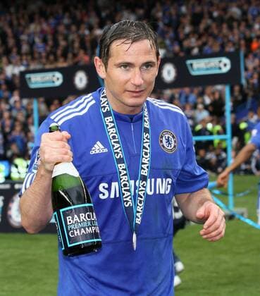 Chelsea s Frank Lampard celebrates his teams title win, 2009 10 Barclays Premier League Champions EDITORIAL USE ONLY. No use with unauthorised audio, video, data, fixture lists, club league logos or live services. Online in-match use limited to 120 images, no video emulation. No use in betting, games or single club league player publications. o0 Jubel, Freude, englischer Meister, Meisterschaft Sieg, Sieger, FC London o00 Porträt