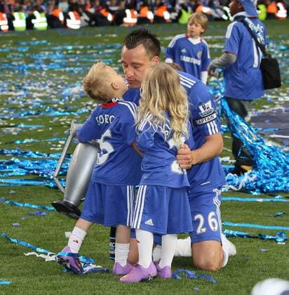 Chelsea s John Terry celebrates with his son Georgie an daughter Summer ,, FC Chelsea London (blue) - Wigan Athletic (yellow) EDITORIAL USE ONLY. No use with unauthorised audio, video, data, fixture lists, club league logos or live services. Online in-match use limited to 120 images, no video emulation. No use in betting, games or single club league player publications. o0 Jubel, Freude, englischer Meister, Meisterschaft Sieg, Sieger, Kinder, Familie, FC London