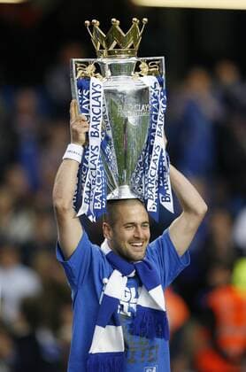 Chelsea s Joe Cole celebrates his teams title win, 2009 10 Barclays Premier League Champions EDITORIAL USE ONLY. No use with unauthorised audio, video, data, fixture lists, club league logos or live services. Online in-match use limited to 120 images, no video emulation. No use in betting, games or single club league player publications. o0 Jubel, Freude, englischer Meister, Meisterschaft Sieg, Sieger, Pokal, Trophäe Objekte FC London o00 Einzelbild