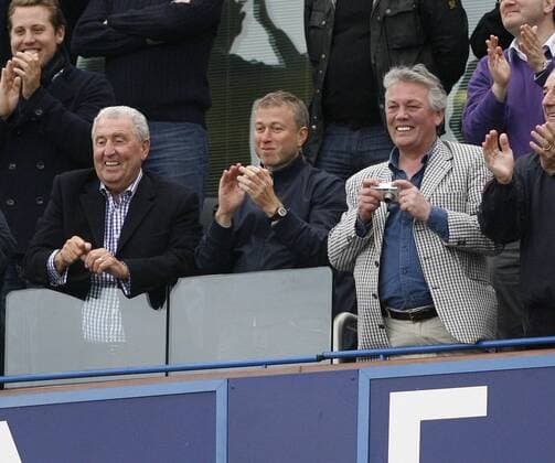 Chelsea s owner Roman Abramovich (C) celebrates his teams title win, 2009 10 Barclays Premier League Champions EDITORIAL USE ONLY. No use with unauthorised audio, video, data, fixture lists, club league logos or live services. Online in-match use limited to 120 images, no video emulation. No use in betting, games or single club league player publications. o0 Jubel, Freude, englischer Meister, Meisterschaft Sieg, Sieger, Mäzen, FC London