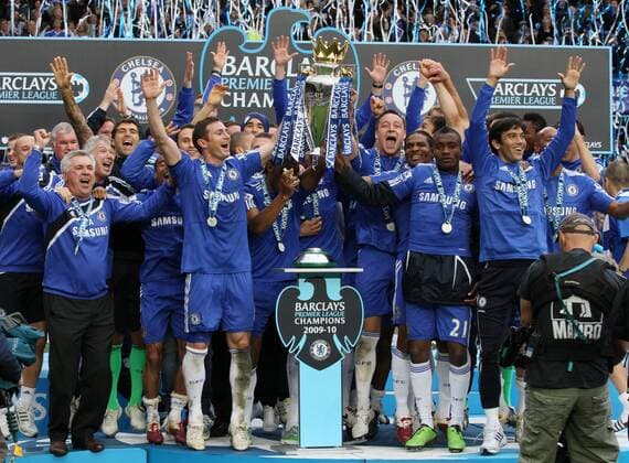 Chelsea FC London celebrate the title win, (L-R-) Coach Carlo Ancelotti, Frank Lampard, John Terry - 2009 10 Barclays Premier League Champions EDITORIAL USE ONLY. No use with unauthorised audio, video, data, fixture lists, club league logos or live services. Online in-match use limited to 120 images, no video emulation. No use in betting, games or single club league player publications. o0 Pokal, Trophäe, englischer Meister, Meisterschaft, Objekte, FC London Jubel, Freude