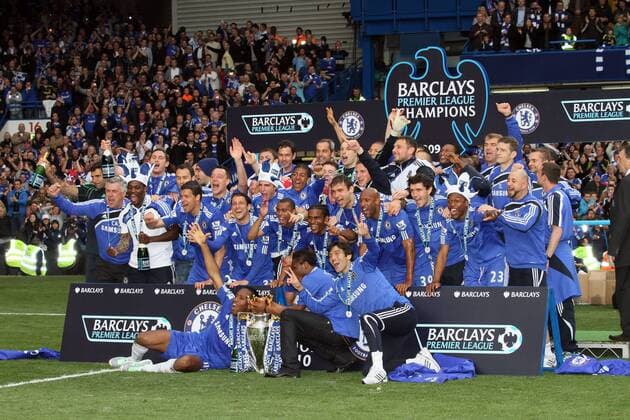 Chelsea FC London celebrate the title win with Coach Carlo Ancelotti (L) and Michael Ballack (3L) 2009 10 Barclays Premier League Champions, EDITORIAL USE ONLY. No use with unauthorised audio, video, data, fixture lists, club league logos or live services. Online in-match use limited to 120 images, no video emulation. No use in betting, games or single club league player publications. o0 Pokal, Trophäe, englischer Meister, Meisterschaft, Objekte, Siegerfoto FC London
