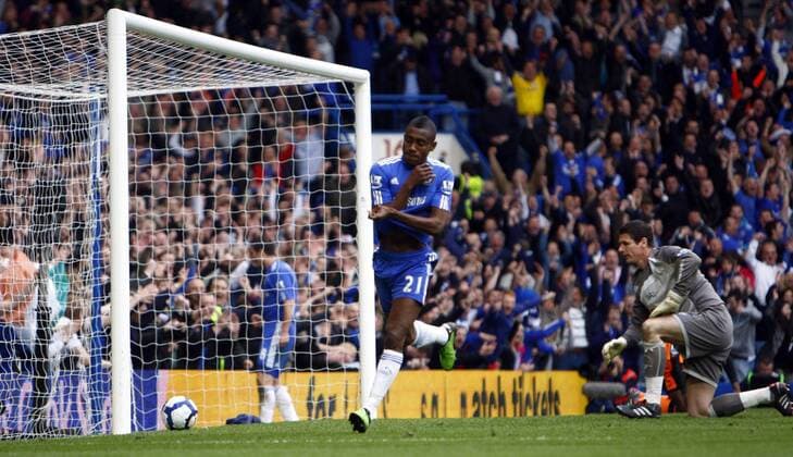 Football - Premier League - Chelsea FC London vs. Wigan Athletic: Chelsea s Salomon Kalou celebrates Chelsea 3rd Goal at Stamford Bridge o0 Jubel Freude Tor