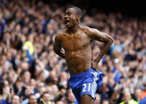Football - Premier League - Chelsea FC London vs. Wigan Athletic: Chelsea s Salomon Kalou celebrates Chelsea 3rd Goal at Stamford Bridge o0 Jubel Freude nackt