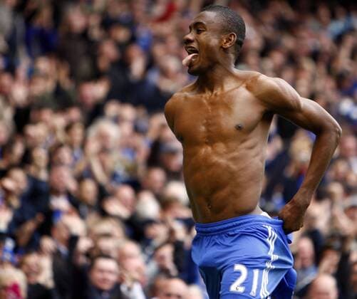 Football - Premier League - Chelsea FC London vs. Wigan Athletic: Chelsea s Salomon Kalou celebrates Chelsea 3rd Goal at Stamford Bridge o0 Jubel Freude nackt