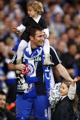 Football - Premier League - Chelsea FC London vs. Wigan Athletic: Chelsea s Frank Lampard with his Daughter Isla at Stamford Bridge o0 Jubel Freude Familie Kind privat