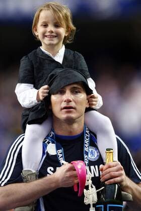 Football - Premier League - Chelsea FC London vs. Wigan Athletic: Chelsea s Frank Lampard with his Daughter Isla at Stamford Bridge o0 Jubel Freude Familie Kind privat