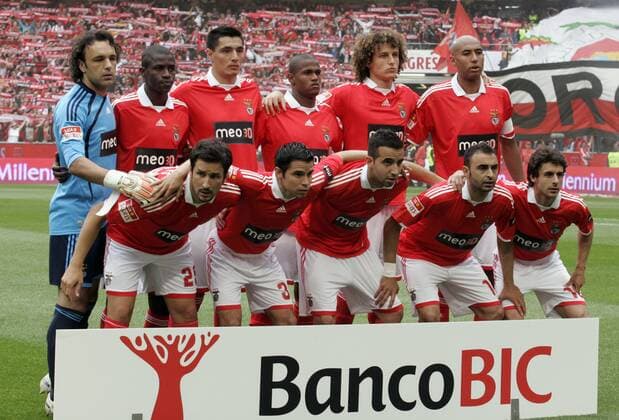 Benfica Lissabon Mannschaftsbild, hi.v.li.: Torwart Quim, Ramires, Oscar Cardozo, Airton, David Luiz, Luisao, vorn: Cesar Peixoto, Javier Saviola, Ruben Amorim, Carlos Martins und Pablo Aimar xPAULOxAMORIMx PA017 o0 Sponsor Wirtschaft Banco Bic