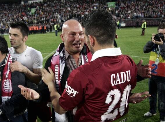 15.05.2010 Cluj-Napoca(Romania), CFR Cluj 1907 - FC International Curtea de Arges, Liga 1, Arpad Paszkany (C), owner of CFR Cluj celebrate champions title 2010 with Cadu (R) and Dani (L) o0 Jubel, Freude Mäzen,