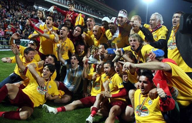 15.05.2010 Cluj-Napoca(Romania), CFR Cluj 1907 - FC International Curtea de Arges, Liga 1, CFR Cluj team with trophy celebrate champions title 2010 of Romanian professional football league. (up, L-R): Leonardo Veloso, Eduard Stancioiu, Yssouf Kone, Felice Piccolo, Hugo Alcantara , Gabriel Muresan, Lacina Traore, Alexandre Aparecido, Andrei Borostean, Kinesiotherpeut Gabor Barta , Trainer Andrea Mandrolini and Razvan Zamfir ( executive director). Down: Dani, Cabrera Baez, Sixto Peralta, Tony, Cristian Panin, ,Ciprian Deac and Masseur Bogdan o0 Jubel, Freude Betreuer